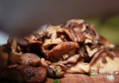 香菇能和西红柿一起吃吗,香菇可以和西红柿一起吃吗,香菇和西红柿