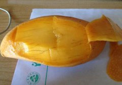 芒果里面有黑色的丝能吃吗,芒果里有黑线能吃么,芒果里面有黑色可