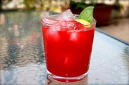 草莓和什么一起榨汁好喝,草莓可以和什么一起榨汁,草莓榨汁搭配什