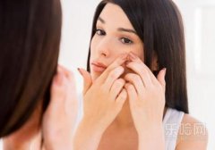 脸上长了很多小颗粒挤出是白色,脸上长了很多白色的小颗粒,脸上长