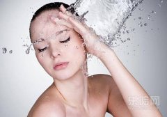 炒菜时油溅到脸上怎么办,炒菜油溅到脸上怎么办