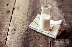 什么食物能帮助睡眠,什么食物能助睡眠,什么食物有助于睡眠