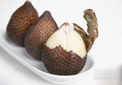 蛇皮果怎么吃,蛇皮果怎么吃图解法,怎么吃蛇皮果