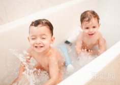 夏天洗完澡后身上痒是怎么回事,夏天洗完澡后为什么会痒