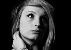 卧推哑铃练胸肌 如何让你的肌肉更健美