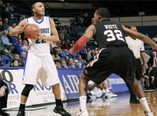 臀桥下斜哑铃卧推怎样做