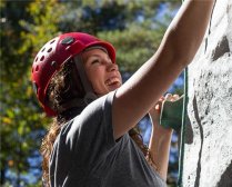 如何锻炼上肢力量 玩攀岩这样练手臂力量