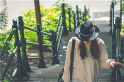 发现有人触电后的急救方法是什么？