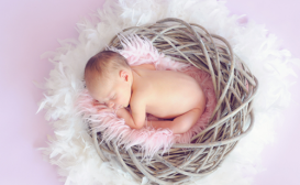 新生儿打嗝的原因 宝宝打嗝可以继续喂奶吗