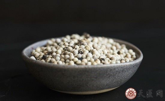 白胡椒粉和黑胡椒粉之间有何区别？