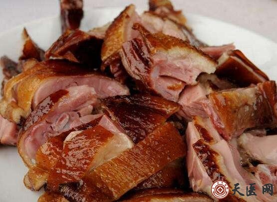 吓人！吃饭吃出活蛆 饭店扔了15块钱后说"有虫正常的" ... ...